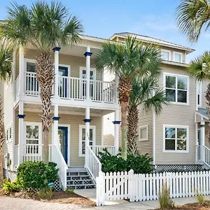 Holiday home 3-story Retreat Home, Walk To Beach, Gulf Views, Free Wifi!, Destin