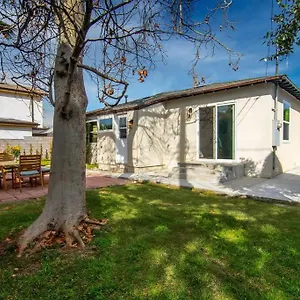 Beautiful 3 Bed 1 Bath Designer + Hot Tub Holiday home Los Angeles